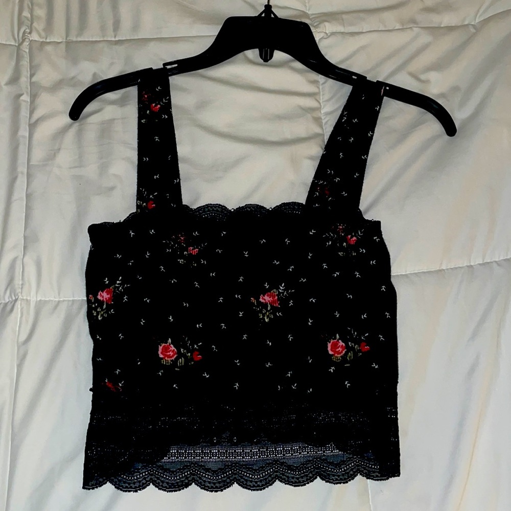 Black floral pattern crop top